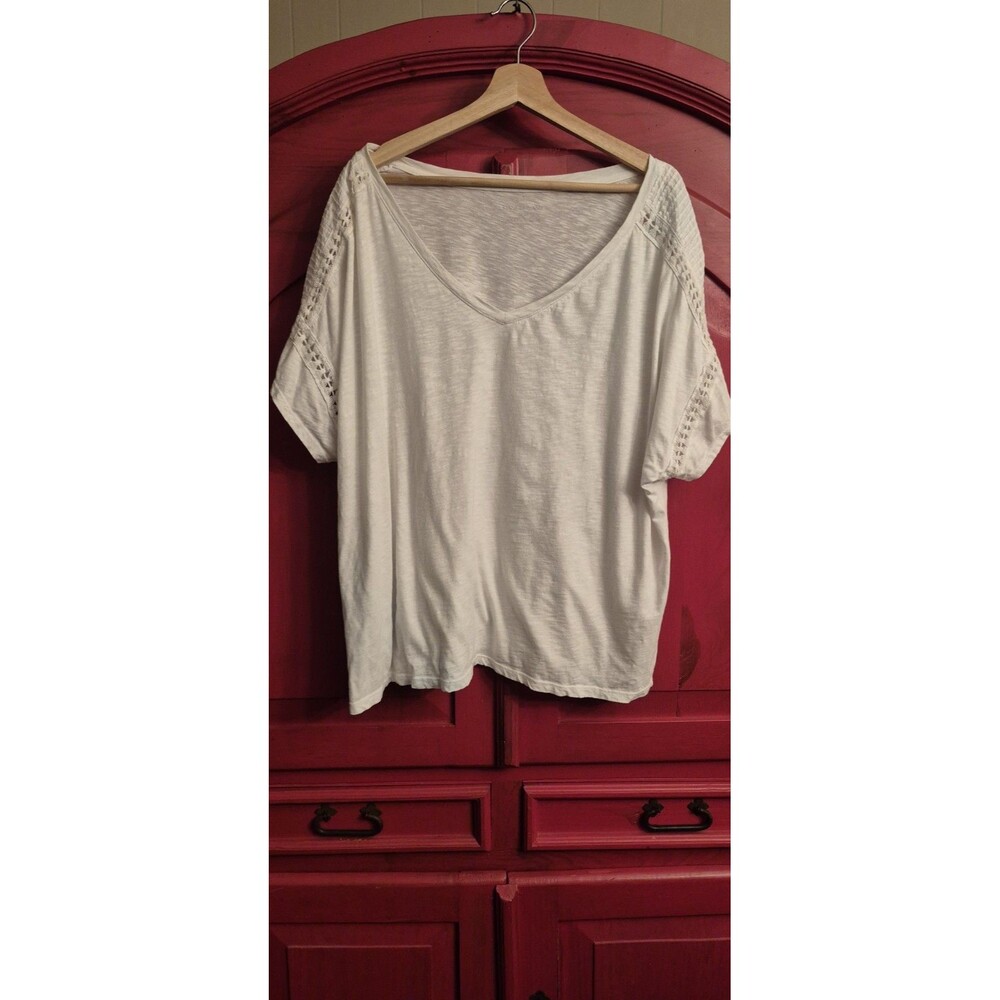 Lane Bryant Top 22/24 White V-Neck Short Sleeve Crochet Lace Shoulder Trim EUC